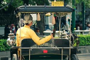 yogyakarta, indonesien på oktober 2022. bak- se av en vagn eller andong förare på jalan malioboro, yogyakarta. foto