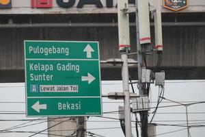 bekasi, indonesien på juli 2022. tecken för vägbeskrivning till pulo gebang, kelapa gading, sunter och bekasi. foto