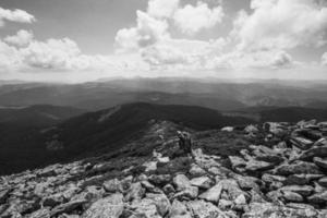 turist på berg bergsrygg svartvit landskap Foto
