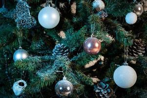 stänga upp av jul träd dekorerad med bollar foto