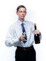 företag man med en glas och en flaska av vin i hans händer på en vit, isolerat bakgrund foto