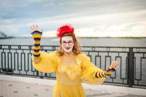 street mime, försöker sväva i luften foto