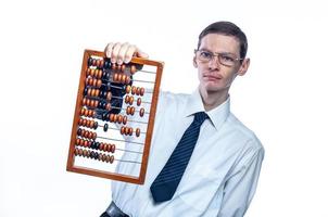 företag man i slips och glasögon med räkningar i hand på vit, isolerat bakgrund foto