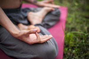 yoga man mediterar vid solnedgången. manlig modell av meditation i fridfull harmoni foto