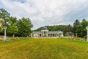 se på de kolonada byggnad från parkera i de tjeck spa stad marienbad i sommar foto