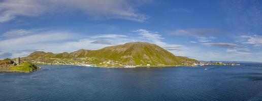 panorama- bild av isolerat norska by av honningsvag stänga till norr cape i sommar foto