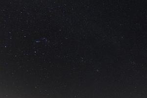 bild av molnfri starry himmel på nattetid på nordlig hemisfär foto