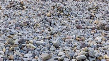 textur av färgad sten stenar på strand på island foto