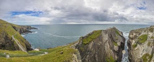 panorama bild av fotgängare bro till mizen huvud fyr i sydlig väst irland under dagtid foto