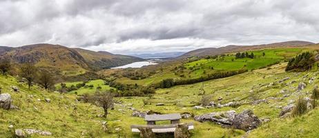 panorama bild av typisk irländsk landskap med grön ängar och grov bergen under dagtid foto