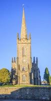 historisk kyrka i irland från jord perspektiv foto