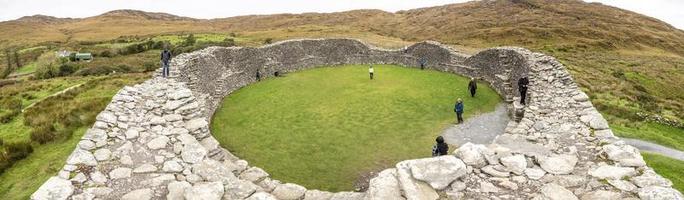 panorama bild av historisk staigue sten fort ruin i sydväst irland under dagtid foto