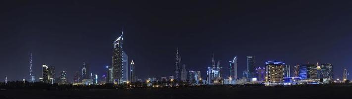 panorama av dubai förbi natt foto