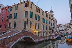 stad scen av Venedig under covid-19 låsning utan besökare på dagtid i 2020 foto