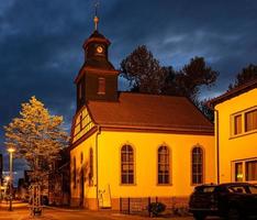 se av de historisk protestant kyrka av walldorf i hesse under solnedgång foto