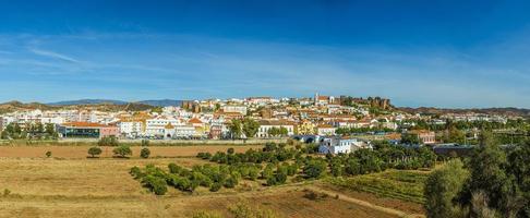 panorama- bild av de medeltida by silvar i de söder av portugal i sommar foto