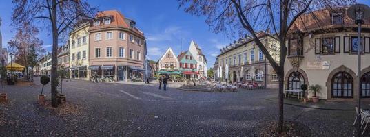 panorama- bild av de marknadsföra fyrkant i de tysk stad dålig duerkheim foto