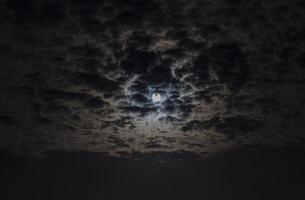 stänga upp bild av de skinande full måne med cirrostratus moln foto