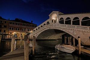 se på rialto bro i Venedig utan människor under covid-19 låsning foto