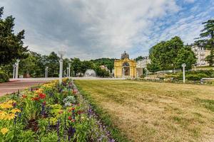 se på historisk kolonada byggnad i de tjeck spa stad marienbad i sommar foto