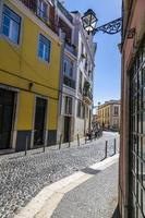 gammal byggnad fasader i gammal stad av lisboa i portugal i sommar foto