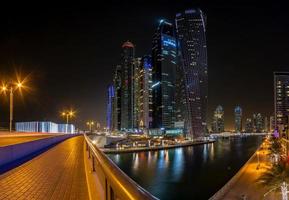 panorama- bild av dubai marina horisont på natt i november foto