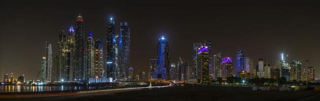 panorama- bild av dubai marina horisont på natt i november foto