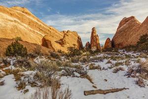 se på typisk sten formationer i conyonlands nationell parkera i utah i vinter- foto