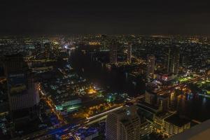panorama- antenn natt bild av de bangkok horisont och chao phraya flod foto