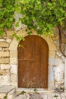 gammal och ödeläggande dörr i en gammal grekisk by under dagtid foto