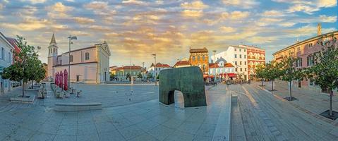 panorama över de central marknadsföra fyrkant i porec i de morgon- ljus foto