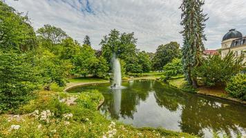 se på fontän i de central parkera område av de tjeck spa stad marienbad i sommar foto