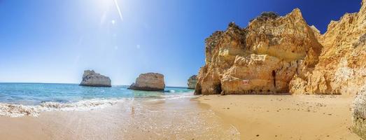 se på typisk klippigt strand på algarve kustlinje i portugal i sommar foto