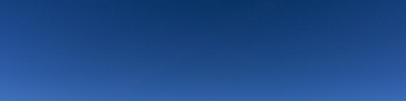 bild av en klar och molnfri himmel kan vara Begagnade som bakgrund foto