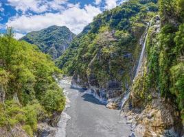 panorama- bild av smal taroko klyfta i de taroko nationell parkera på de ö av taiwan i sommar foto