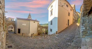 bild av de romantisk kullersten tillgång väg till de historisk Centrum av de kroatisk stad av motovun foto