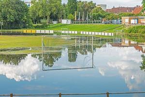 bild av översvämmad fotboll fält under hög vatten på grund av till tung regnar foto