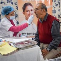 delhi, Indien - november 19, 2022 - stänga upp av kvinna tandläkare håller på med rutin- dental kolla upp till patient, patient liggande på stol på årlig hälsa kolla upp, tandläkare håller på med dental kolla upp till patient foto