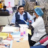delhi, Indien - november 19, 2022 - stänga upp av kvinna tandläkare håller på med rutin- dental kolla upp till patient, patient liggande på stol på årlig hälsa kolla upp, tandläkare håller på med dental kolla upp till patient foto