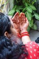 skön kvinna klädd upp som indisk tradition med henna mehndi design på henne både händer till fira stor festival av karwa chauth, karwa kauth fester förbi indisk kvinna för henne Make foto