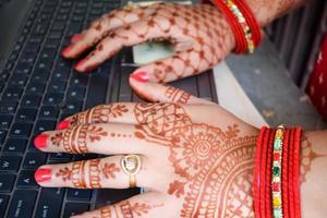 skön kvinna klädd upp som indisk tradition med henna mehndi design på henne både händer till fira stor festival av karwa chauth, karwa kauth fester förbi indisk kvinna för henne Make foto