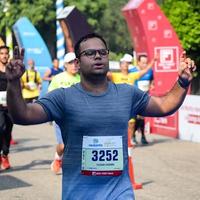 ny delhi, Indien - oktober 16 2022 - vedanta delhi halv maraton lopp efter covid i som maraton deltagarna handla om till korsa de Avsluta linje, delhi halv maraton 2022 foto