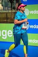 ny delhi, Indien - oktober 16 2022 - vedanta delhi halv maraton lopp efter covid i som maraton deltagarna handla om till korsa de Avsluta linje, delhi halv maraton 2022 foto