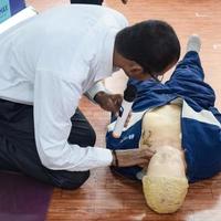 delhi, Indien - november 19, 2022 - mänsklig dummy lögner på de golv under först hjälpa Träning - kardiopulmonell återupplivning. först hjälpa kurs på cpr dummy, cpr först hjälpa Träning begrepp foto