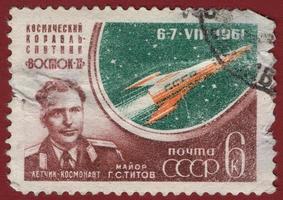 sovjet union - cirka 1961 stämpel tryckt i uSSR visar andra sovjet kosmonaut tysk titov och rymdskepp vostok 2, cirka 1961 foto