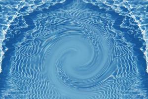 defokusering suddig transparent blå färgad klar lugna vatten yta textur med stänk och bubblor. trendig abstrakt natur bakgrund. vatten vågor i solljus med kaustik. blå vatten glänsande foto