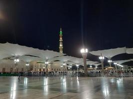 skön se av masjid al-nabawi, medina, saudi arabien i nattlampor. foto