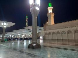 skön se av masjid al-nabawi, medina, saudi arabien i nattlampor. foto