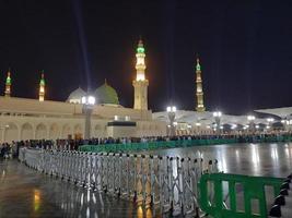 skön se av masjid al-nabawi, medina, saudi arabien i nattlampor. foto