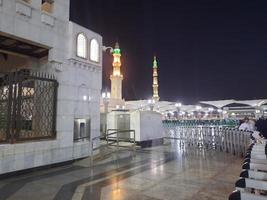 skön se av masjid al-nabawi, medina, saudi arabien i nattlampor. foto